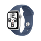 Apple Watch SE 2 44 mm GPS – Silber mit M/L Denim-Sportarmband, geöffnete Box